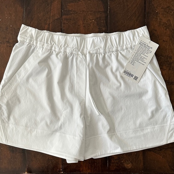 NWT lululemon Cinchable High Waist woven White 3.5” Shorts - Picture 1 of 7
